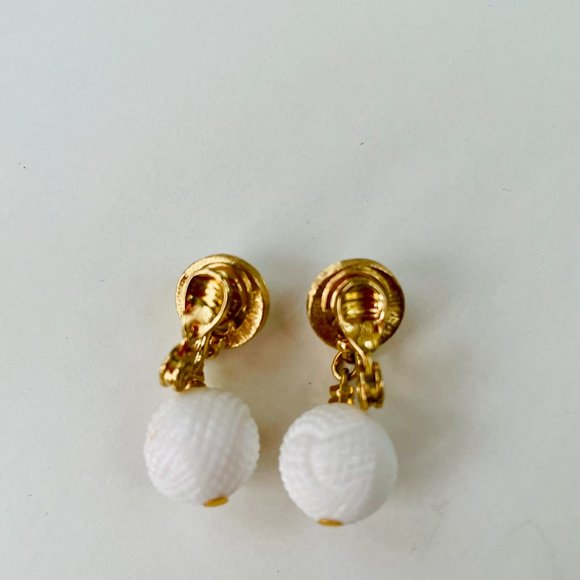 VNT Monet signed drop bead earrings and VNT matching white necklace - Picture 6 of 6